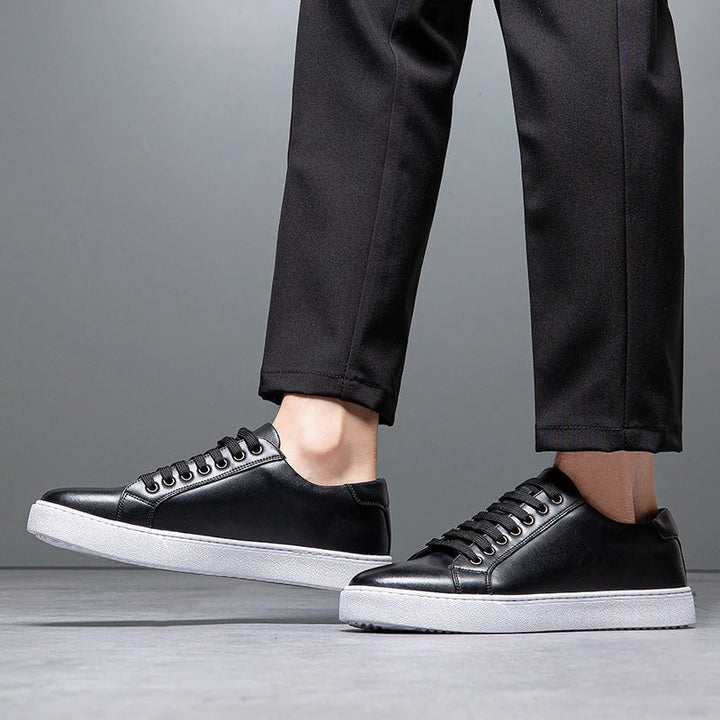 Minimalistischer Low-Top Sneaker mit Kontrastsohle