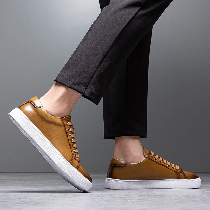 Minimalistischer Low-Top Sneaker mit Kontrastsohle