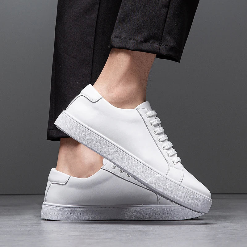 Minimalistischer Low-Top Sneaker mit Kontrastsohle