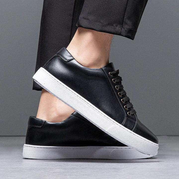 Minimalistischer Low-Top Sneaker mit Kontrastsohle