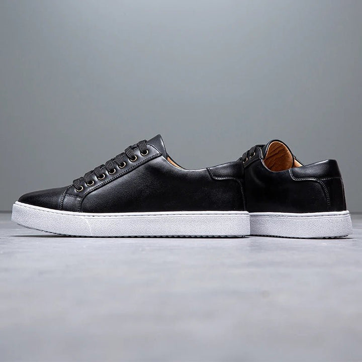 Minimalistischer Low-Top Sneaker mit Kontrastsohle