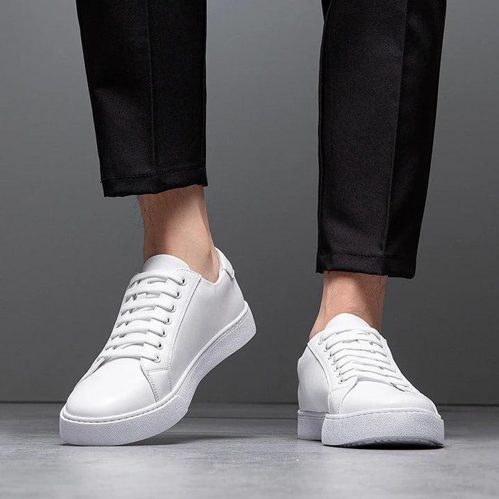 Minimalistischer Low-Top Sneaker mit Kontrastsohle