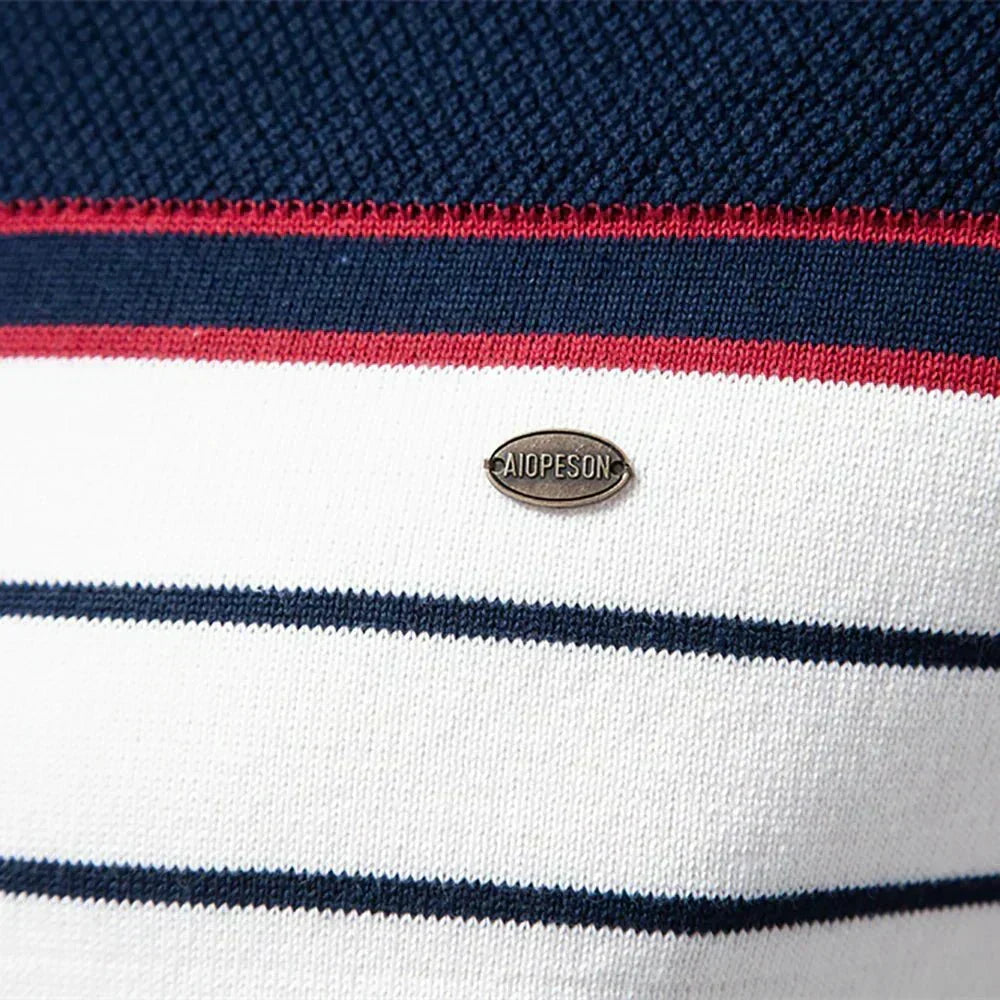 Gestreifter Rundhals-Pullover mit marineblauer Schulterpartie