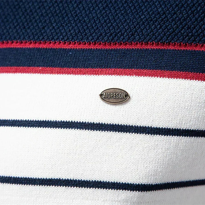 Gestreifter Rundhals-Pullover mit marineblauer Schulterpartie