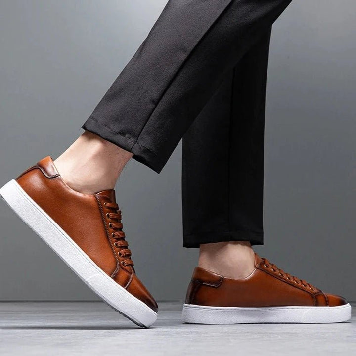 Minimalistischer Low-Top Sneaker mit Kontrastsohle