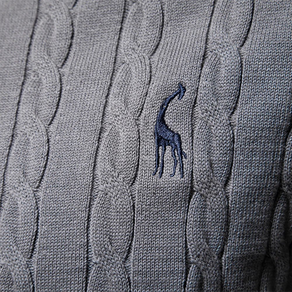 Marineblauer Zopfstrickpullover mit rotem Logo-Detail