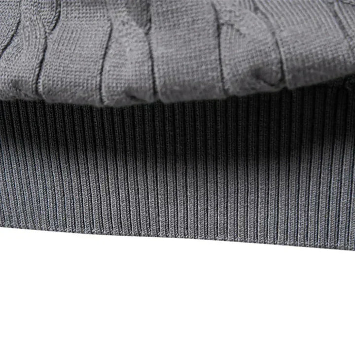 Marineblauer Zopfstrickpullover mit rotem Logo-Detail
