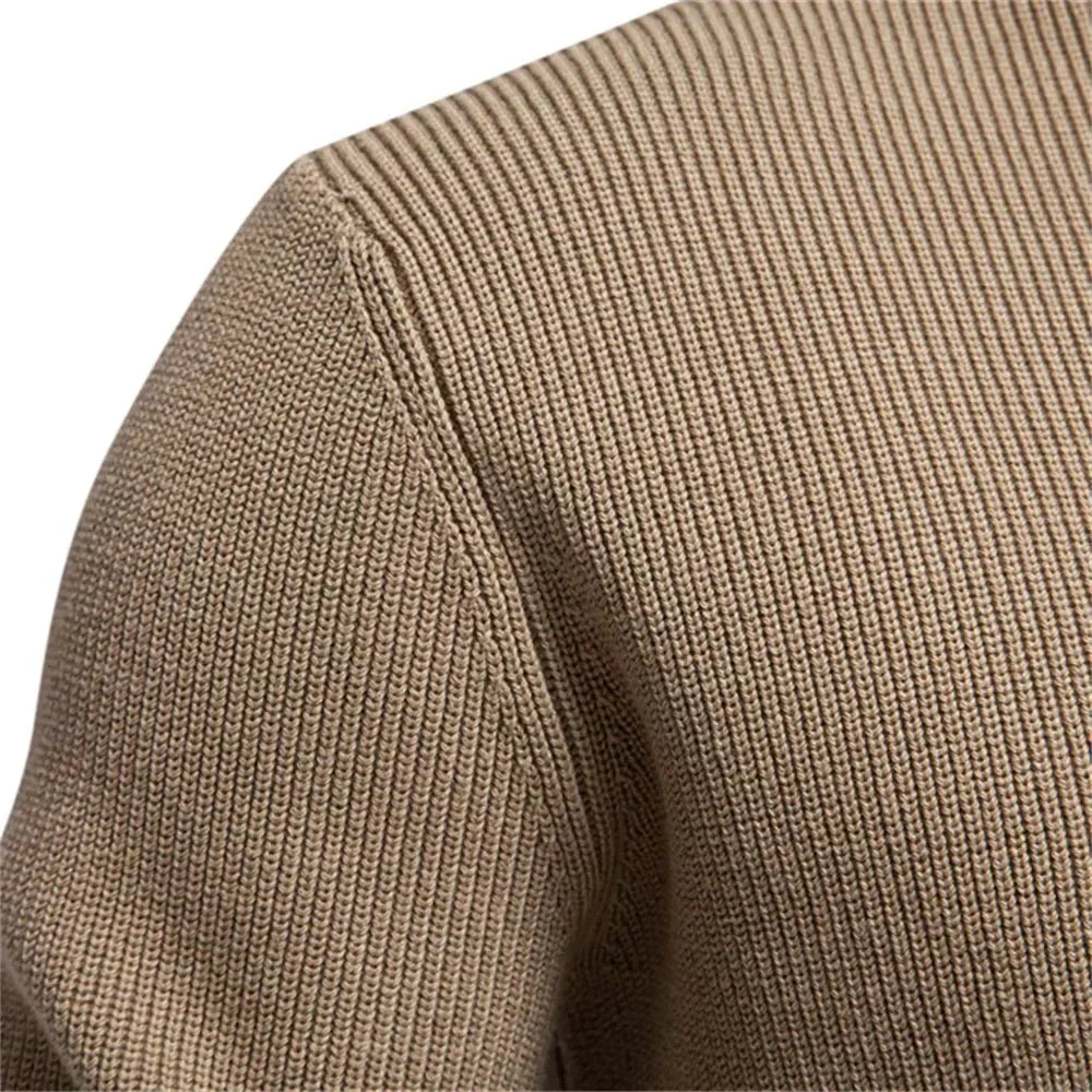 Beigefarbener Feinstrickpullover mit Knopfkragen