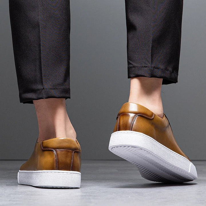 Minimalistischer Low-Top Sneaker mit Kontrastsohle