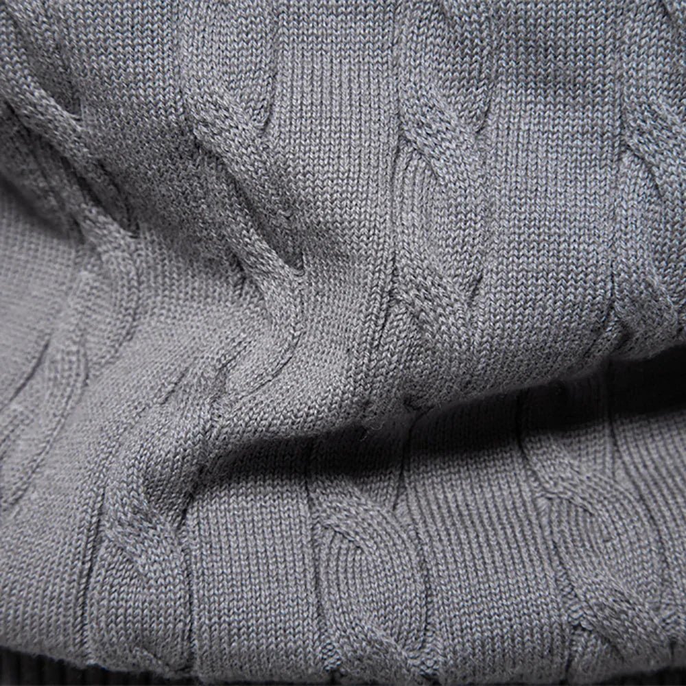 Marineblauer Zopfstrickpullover mit rotem Logo-Detail