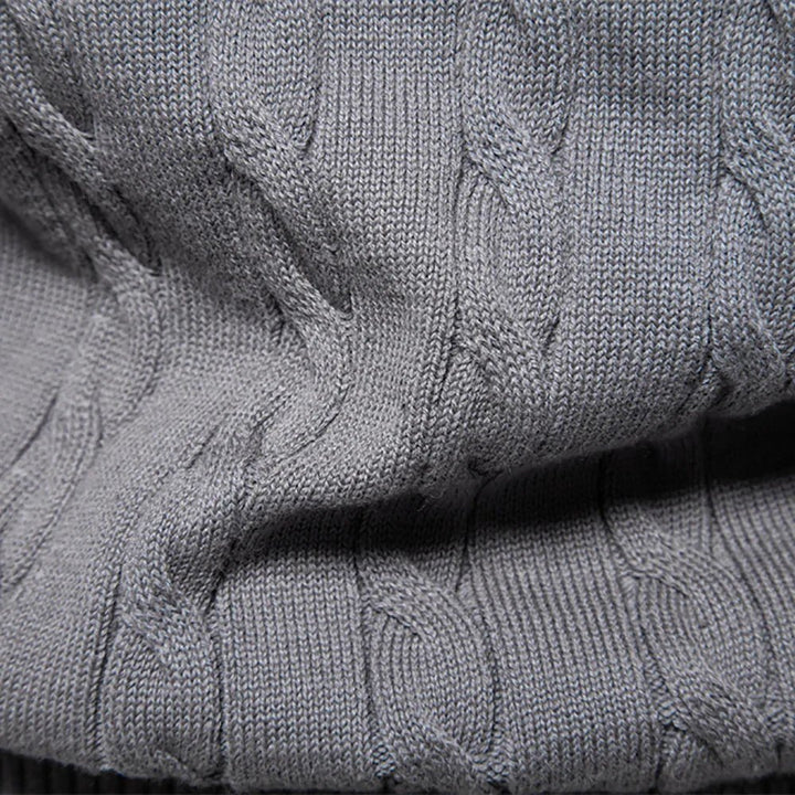 Marineblauer Zopfstrickpullover mit rotem Logo-Detail