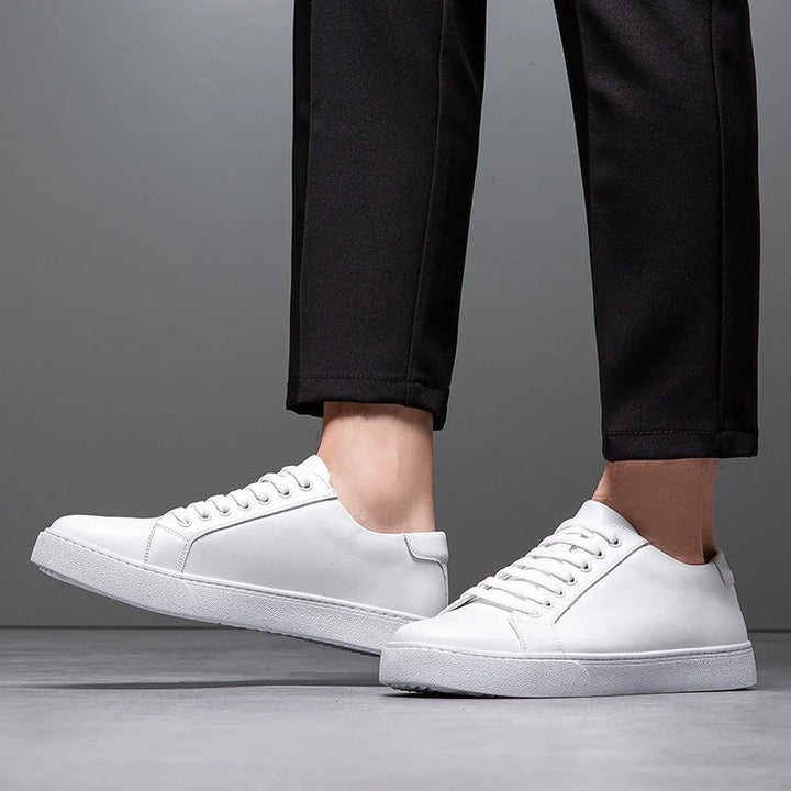 Minimalistischer Low-Top Sneaker mit Kontrastsohle