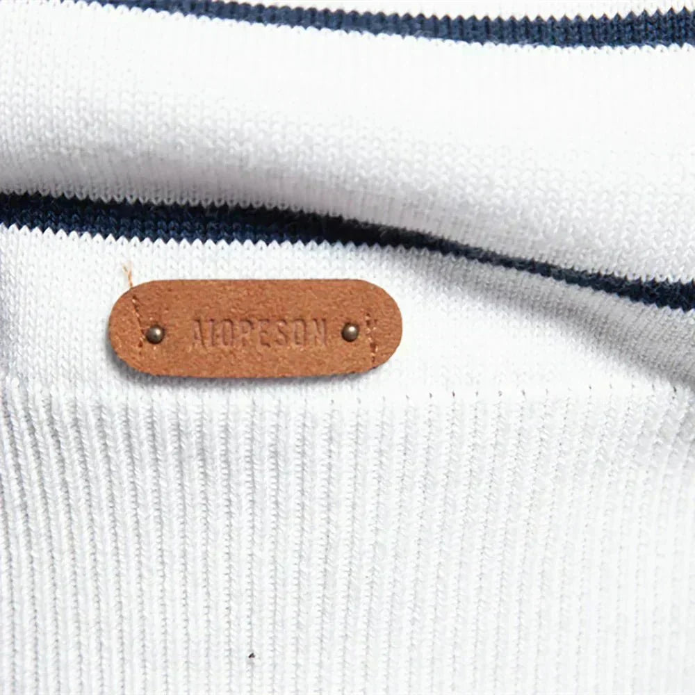 Gestreifter Rundhals-Pullover mit marineblauer Schulterpartie