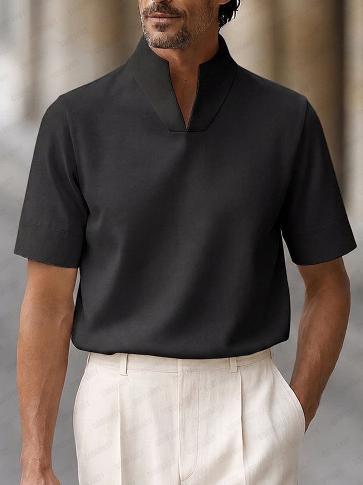 Minimalistisches Kurzarm-Shirt mit V-Stehkragen in Marineblau
