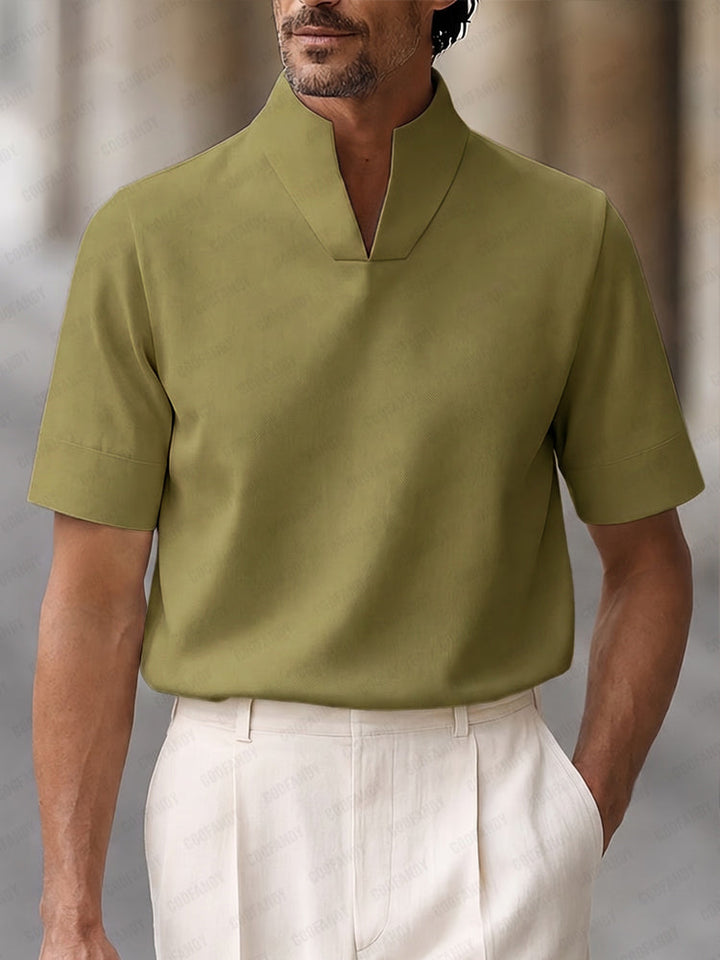Minimalistisches Kurzarm-Shirt mit V-Stehkragen in Marineblau