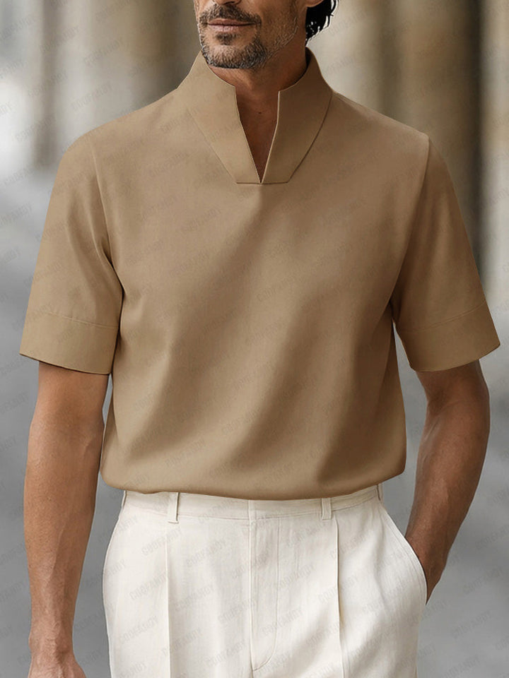Minimalistisches Kurzarm-Shirt mit V-Stehkragen in Marineblau