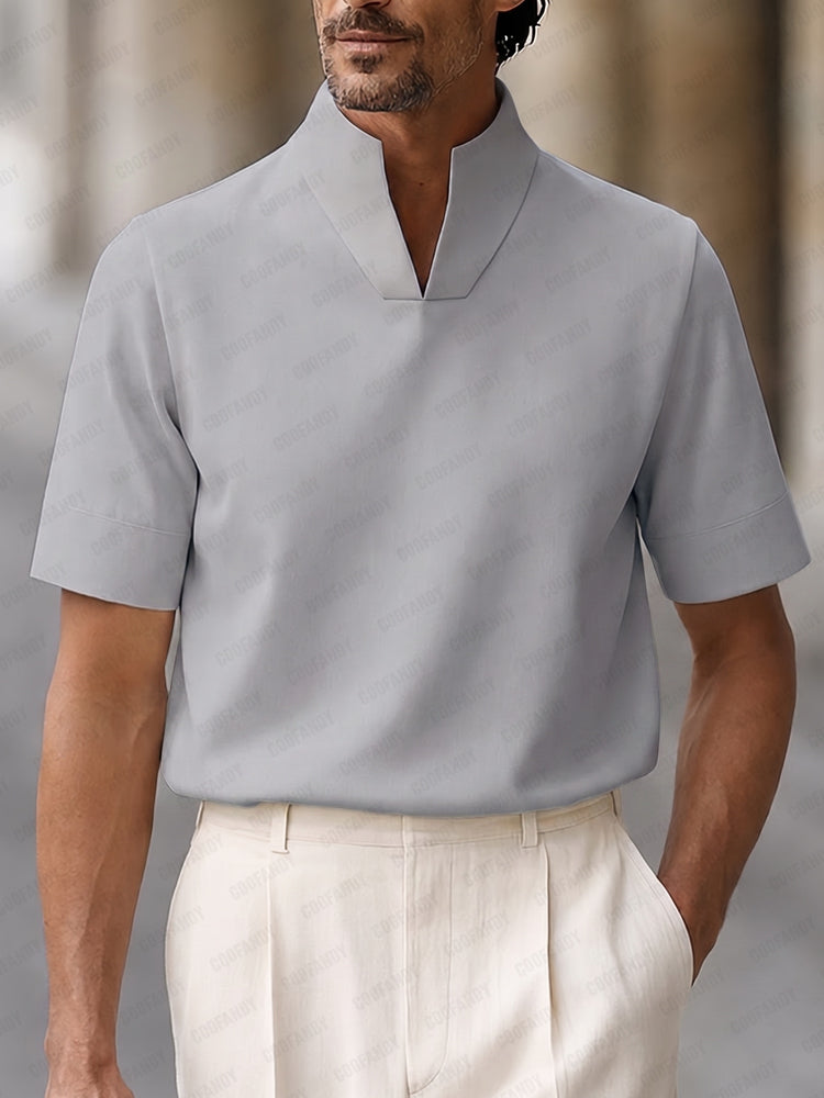 Minimalistisches Kurzarm-Shirt mit V-Stehkragen in Marineblau