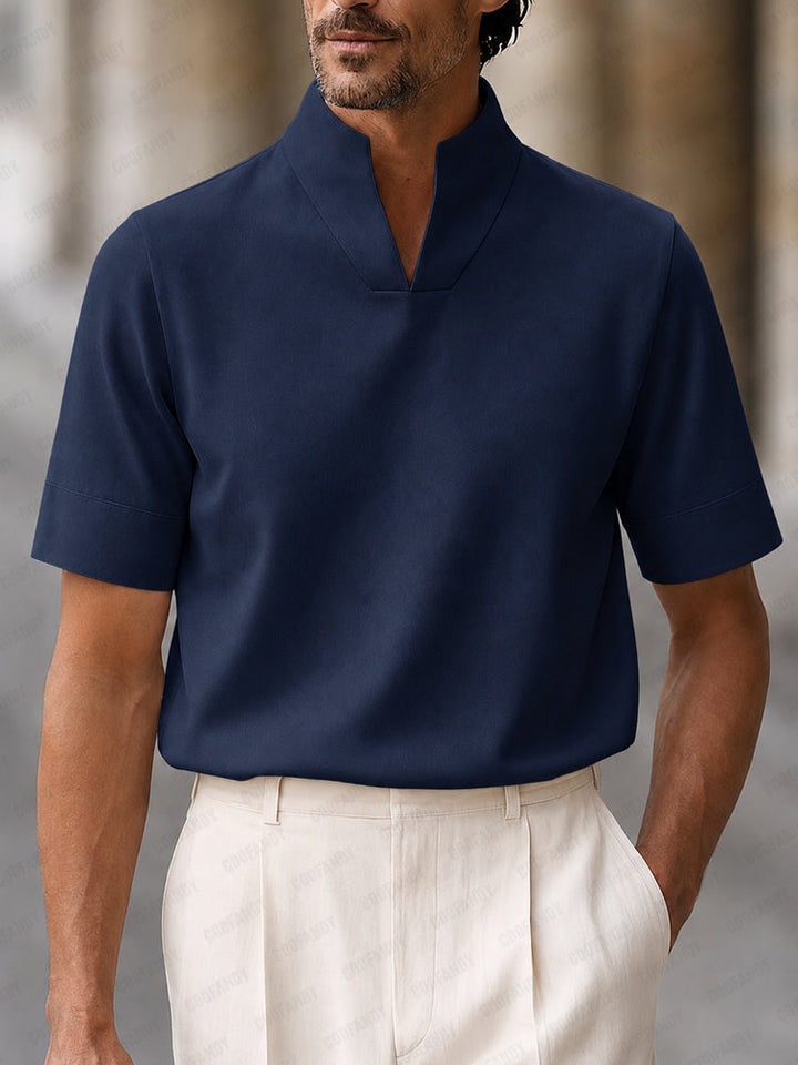 Minimalistisches Kurzarm-Shirt mit V-Stehkragen in Marineblau