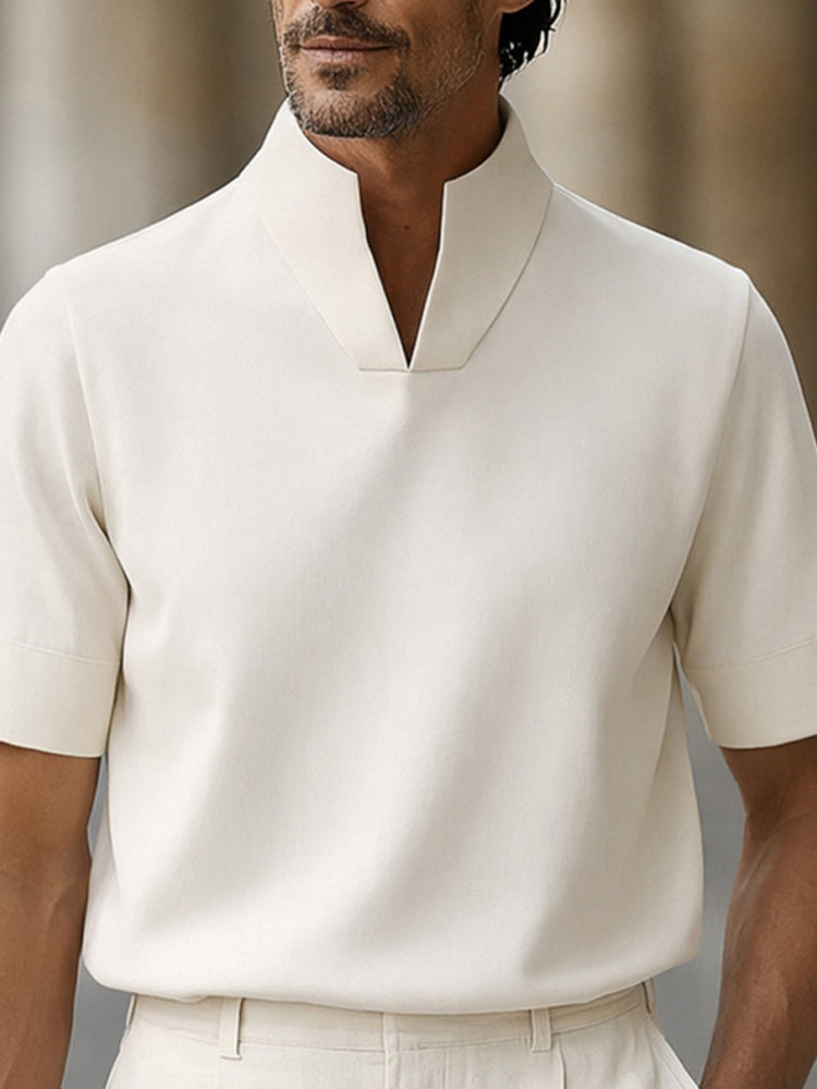Minimalistisches Kurzarm-Shirt mit V-Stehkragen in Marineblau