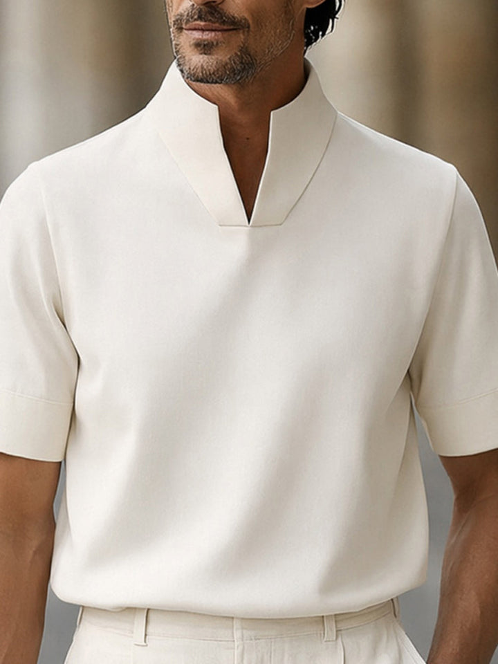 Minimalistisches Kurzarm-Shirt mit V-Stehkragen in Marineblau