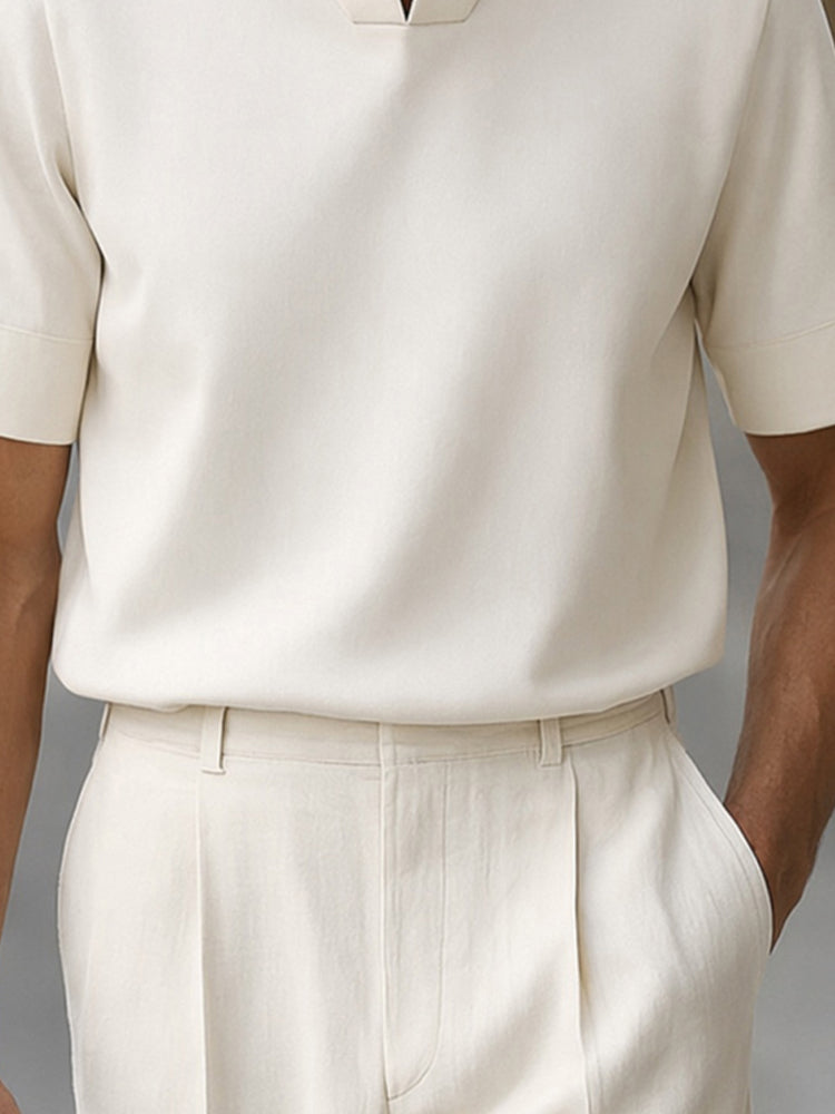 Minimalistisches Kurzarm-Shirt mit V-Stehkragen in Marineblau