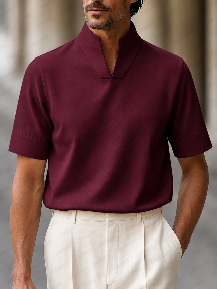 Minimalistisches Kurzarm-Shirt mit V-Stehkragen in Marineblau