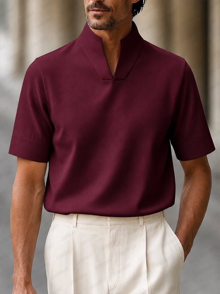 Minimalistisches Kurzarm-Shirt mit V-Stehkragen in Marineblau