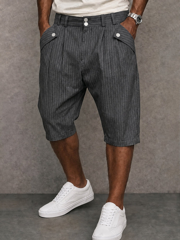 Sartoriale Nadelstreifen-Shorts mit Bundfalten in Anthrazit