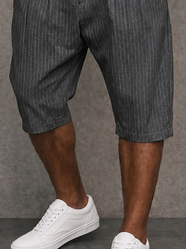 Sartoriale Nadelstreifen-Shorts mit Bundfalten in Anthrazit