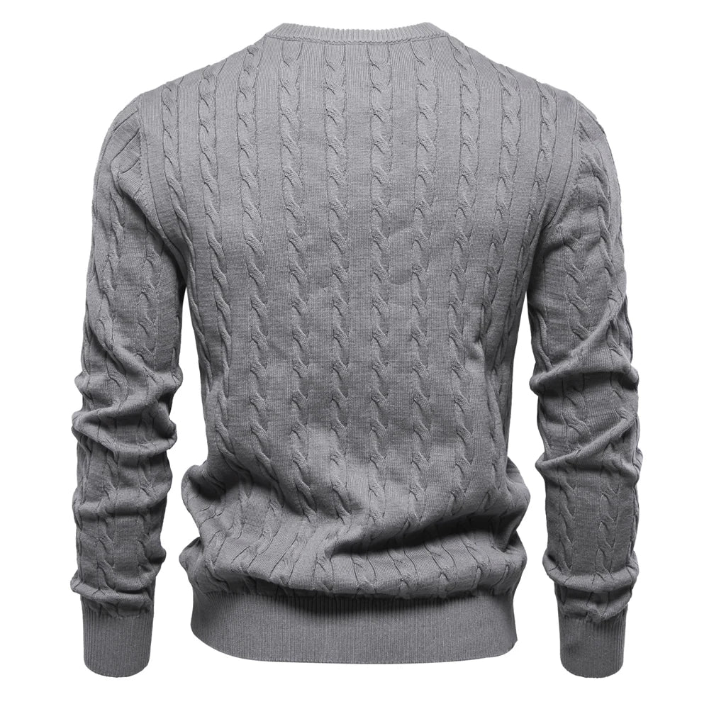 Marineblauer Zopfstrickpullover mit rotem Logo-Detail