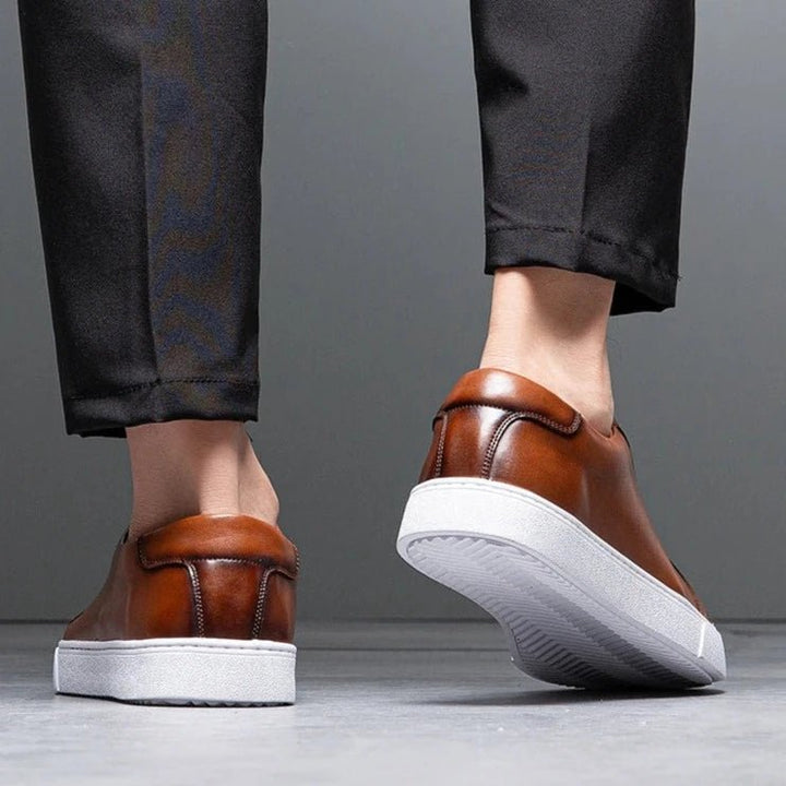 Minimalistischer Low-Top Sneaker mit Kontrastsohle