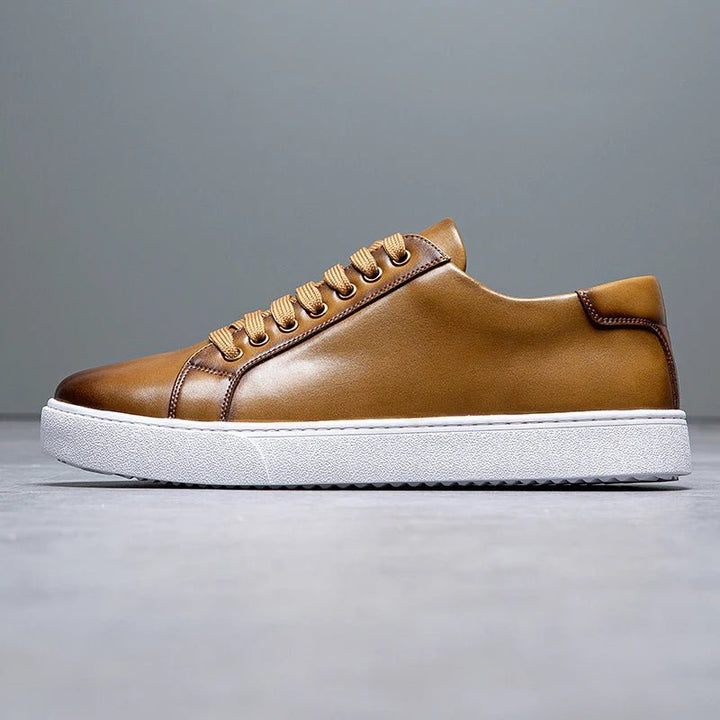 Minimalistischer Low-Top Sneaker mit Kontrastsohle