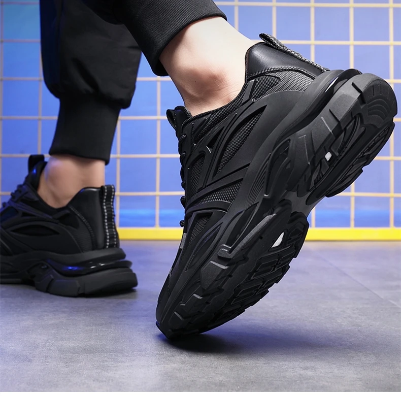 Dynamischer Chunky Sneaker in Triple Black
