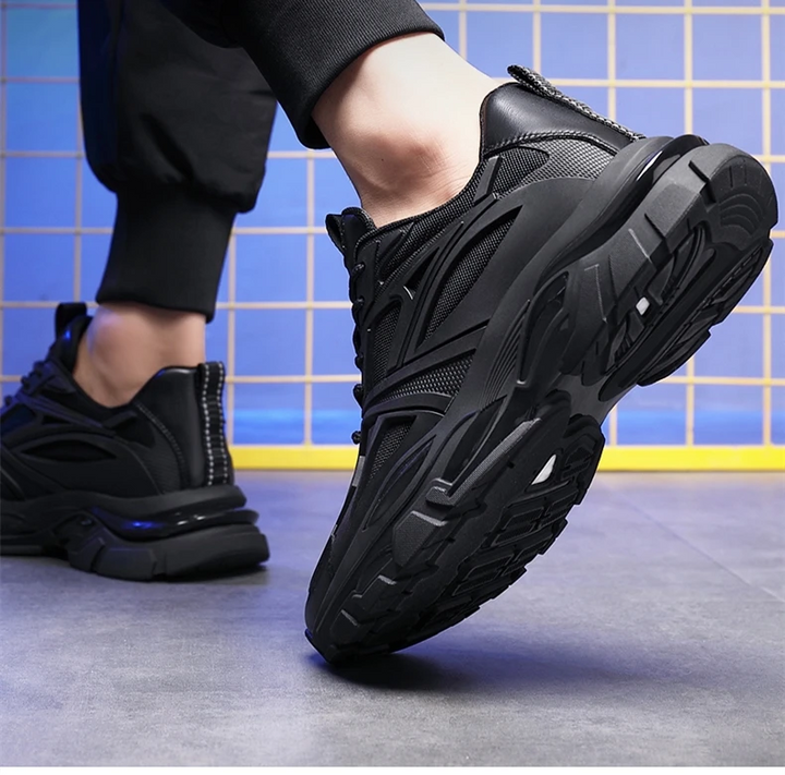 Dynamischer Chunky Sneaker in Triple Black