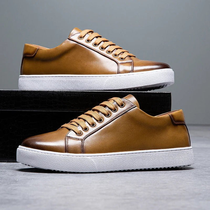 Minimalistischer Low-Top Sneaker mit Kontrastsohle