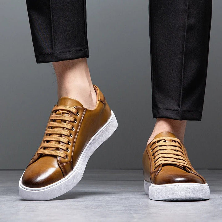 Minimalistischer Low-Top Sneaker mit Kontrastsohle