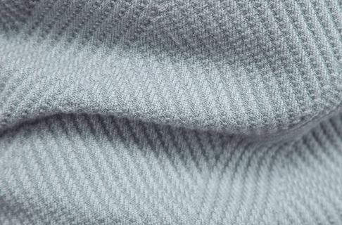Blau-weißer Colorblock-Pullover mit Strukturmuster