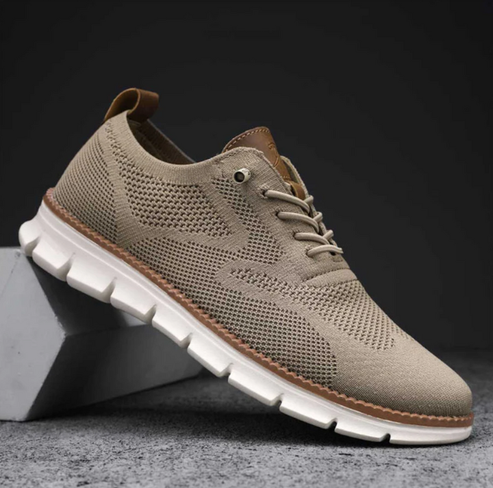 Schwarze Knit-Sneaker mit flexibler weißer Sohle
