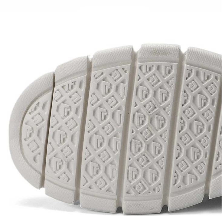 Schwarze Knit-Sneaker mit flexibler weißer Sohle