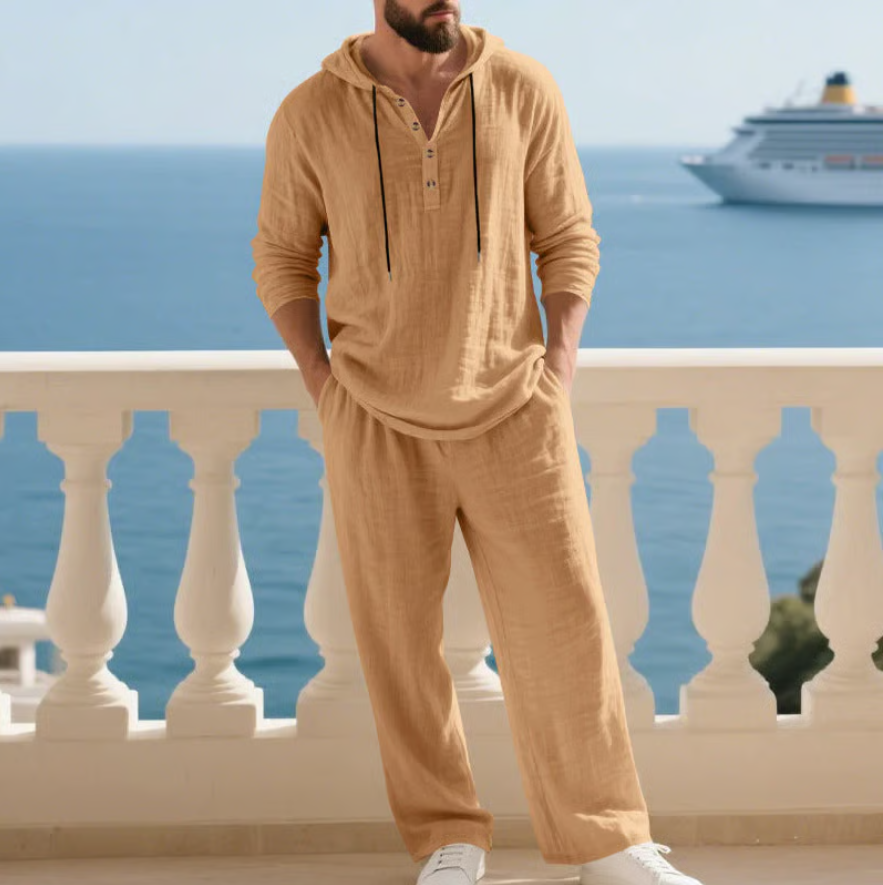Weißes Sommer-Set mit Kapuzenhemd und legerer Hose