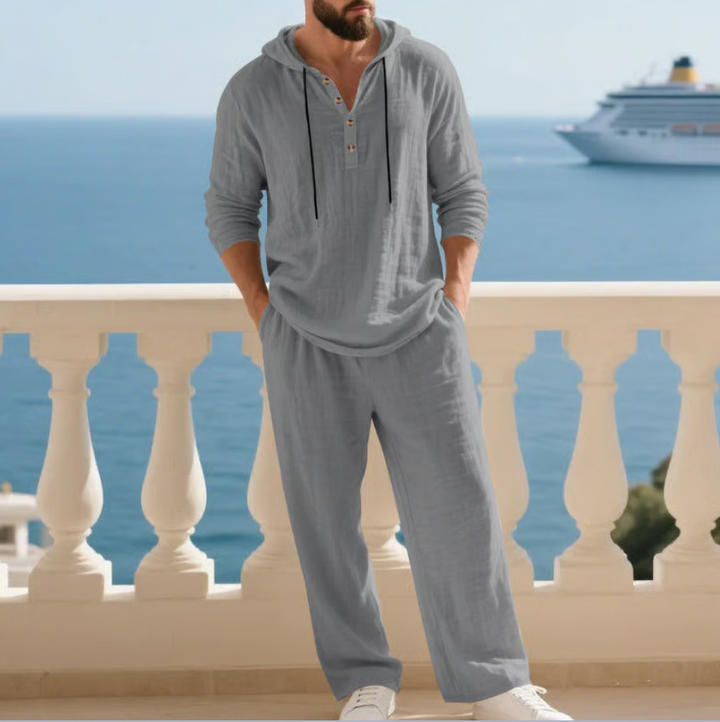 Weißes Sommer-Set mit Kapuzenhemd und legerer Hose