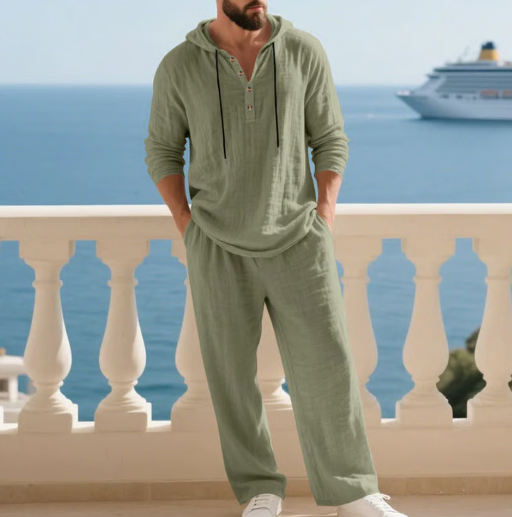Weißes Sommer-Set mit Kapuzenhemd und legerer Hose