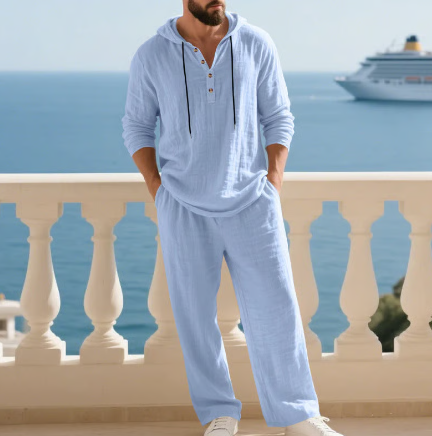Weißes Sommer-Set mit Kapuzenhemd und legerer Hose
