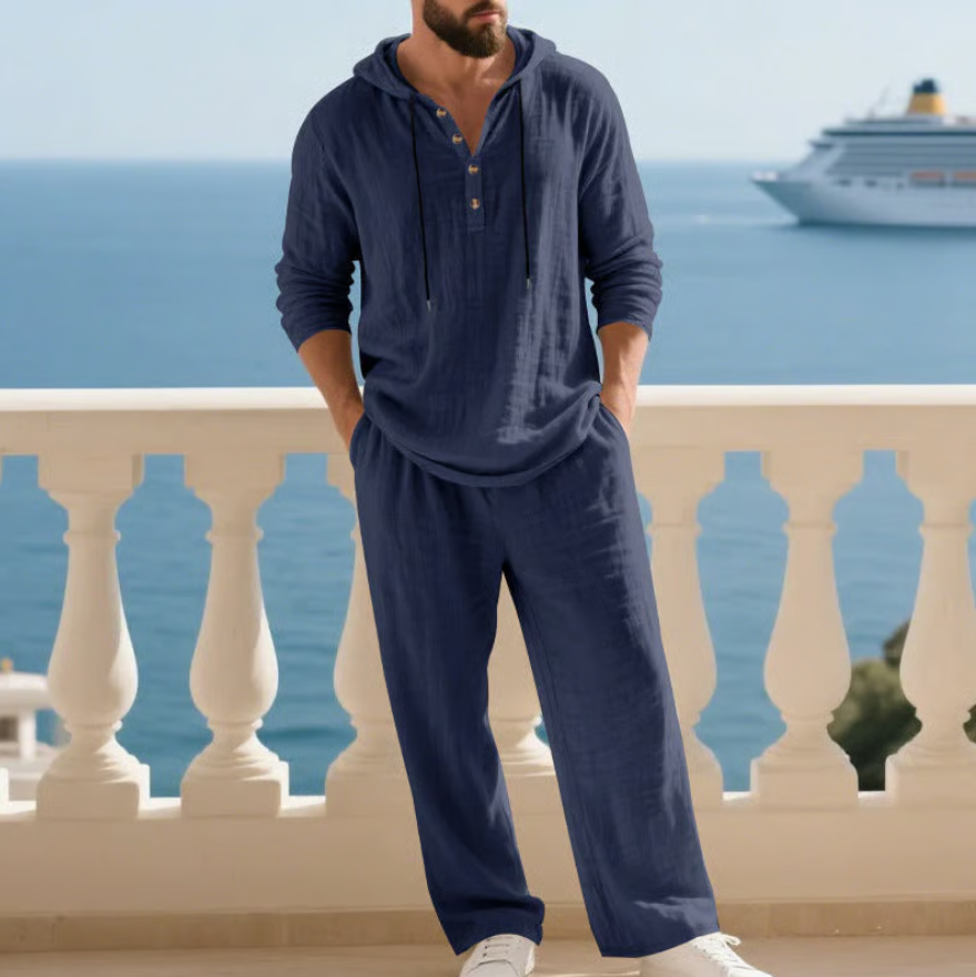 Weißes Sommer-Set mit Kapuzenhemd und legerer Hose