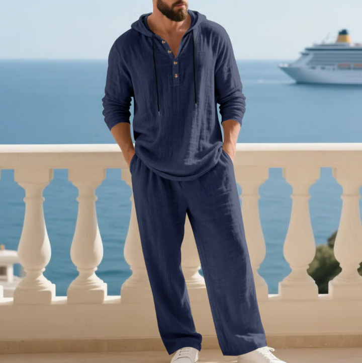 Weißes Sommer-Set mit Kapuzenhemd und legerer Hose