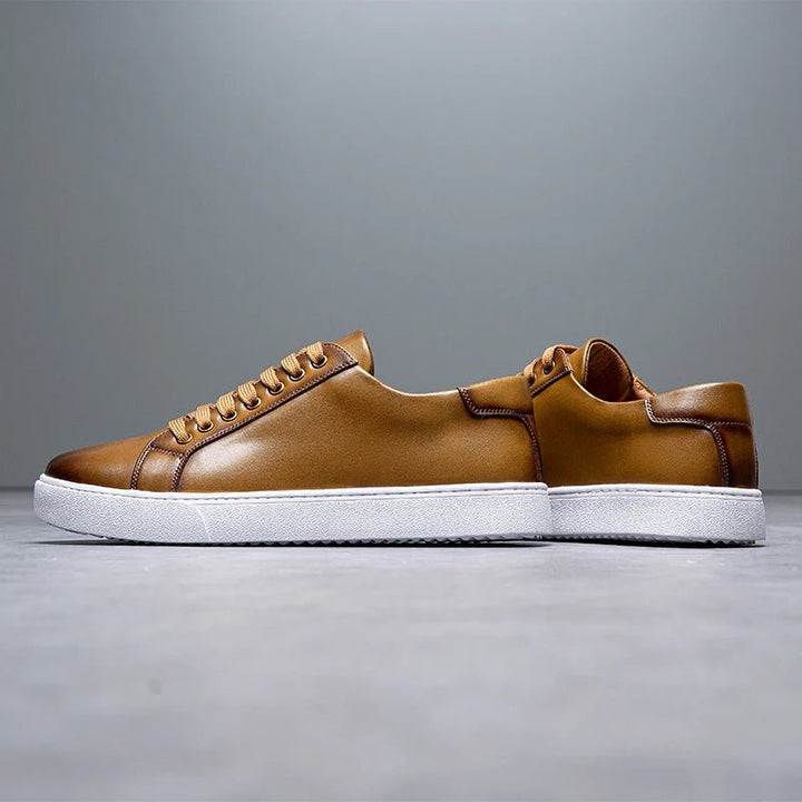 Minimalistischer Low-Top Sneaker mit Kontrastsohle