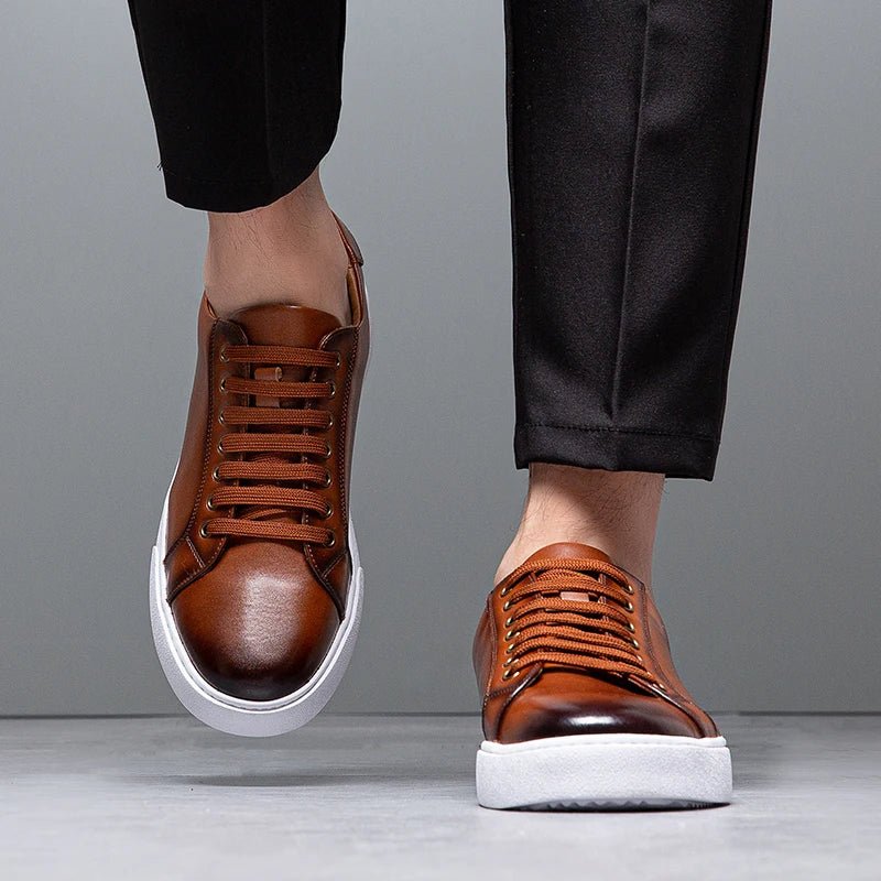 Minimalistischer Low-Top Sneaker mit Kontrastsohle