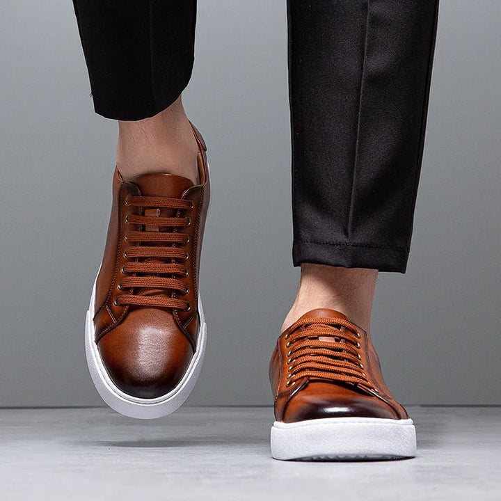 Minimalistischer Low-Top Sneaker mit Kontrastsohle