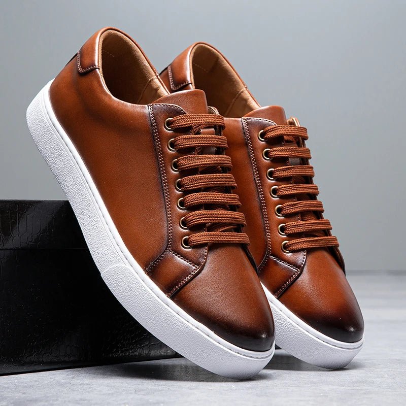 Minimalistischer Low-Top Sneaker mit Kontrastsohle