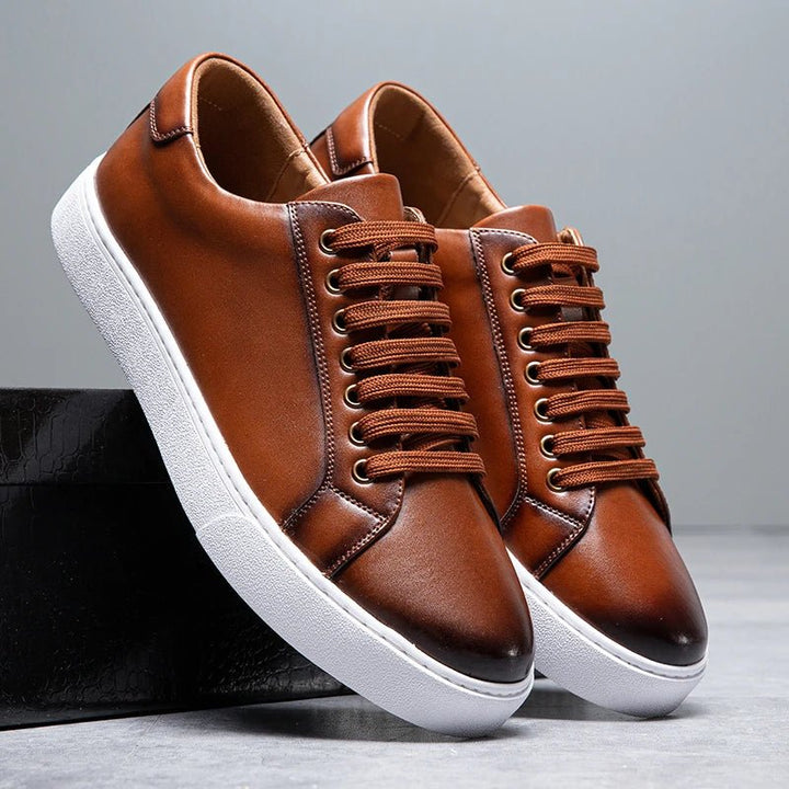 Minimalistischer Low-Top Sneaker mit Kontrastsohle